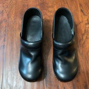 Dansko Men’s Professional Leather Clogs. SZ 42